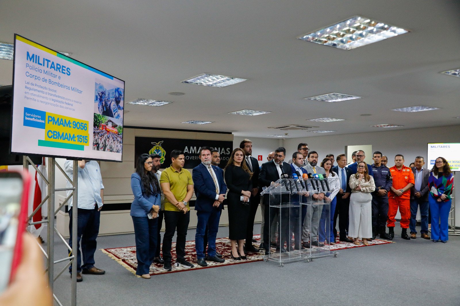 Mais de 60 mil servidores do Governo do AM terão reajuste salarial e novas carreiras; veja o que muda